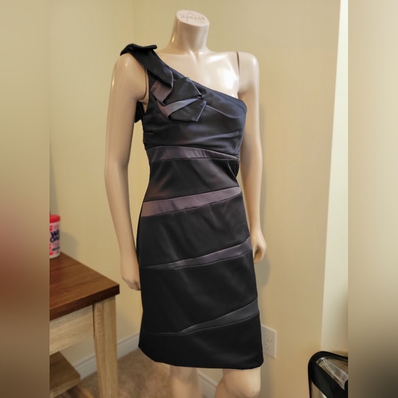 Dress - Picture 1 of 2